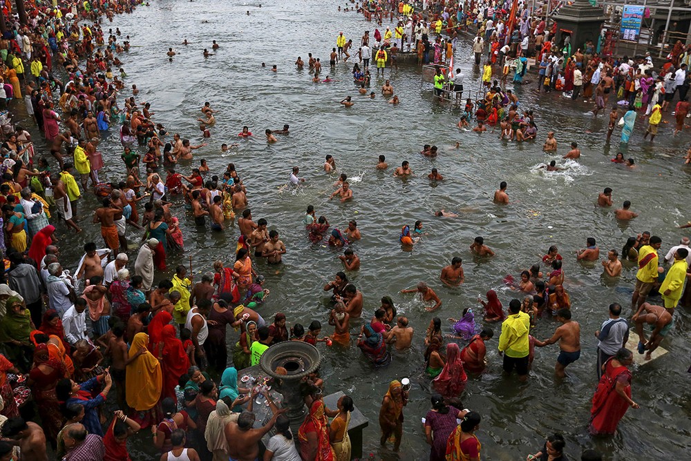 Hàng nghìn tín đồ đạo Hindu cùng đổ dồn về dòng sông thiêng Godavari để thực hiện nghi lễ tắm sông trong khuôn khổ lễ hội Kumbh Mela (hay còn gọi là lễ hội Pitcher) diễn ra ở Nashik, miền tây Ấn Độ.